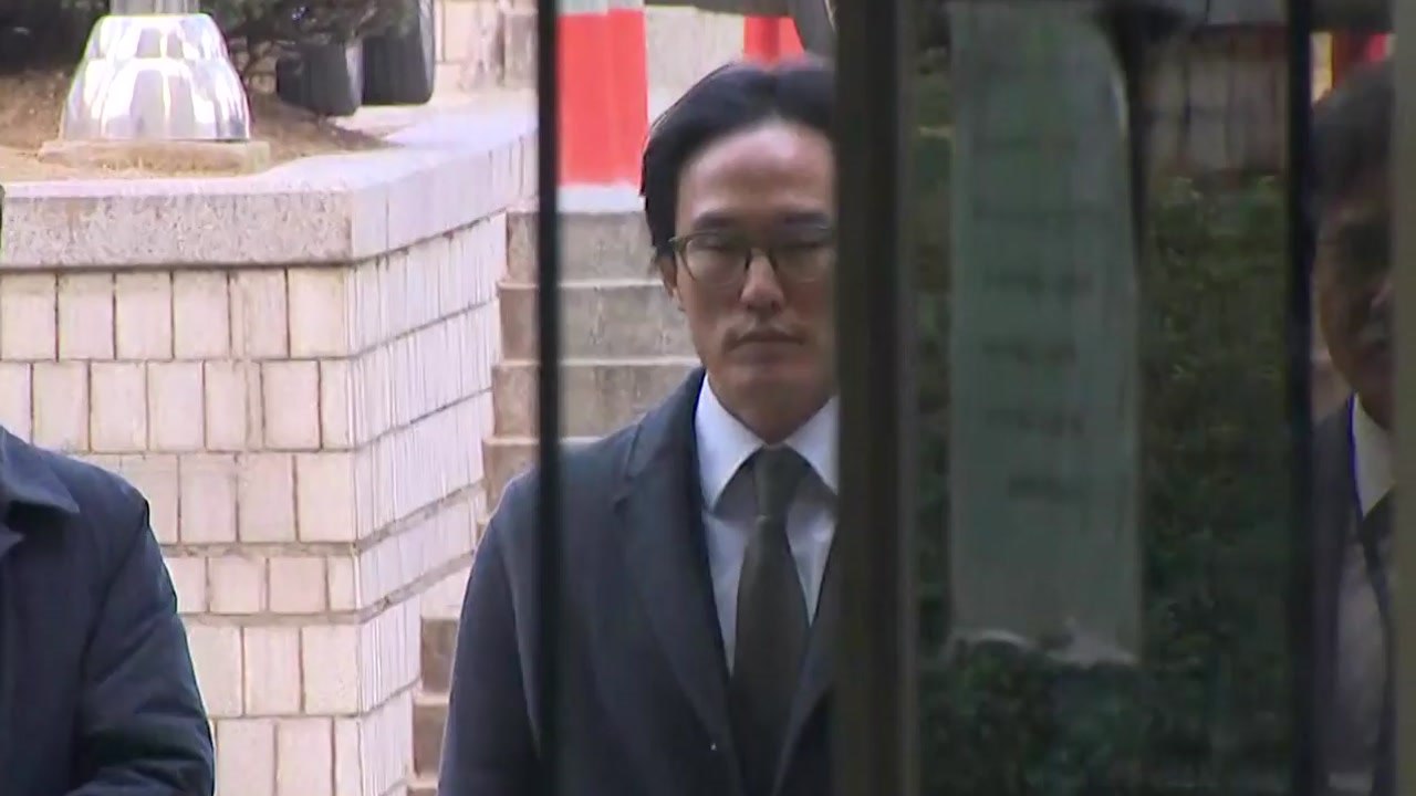 [현장영상] '뒷돈 수수' 조현범 한국타이어 대표 법원 출석...구속 갈림길 / YTN