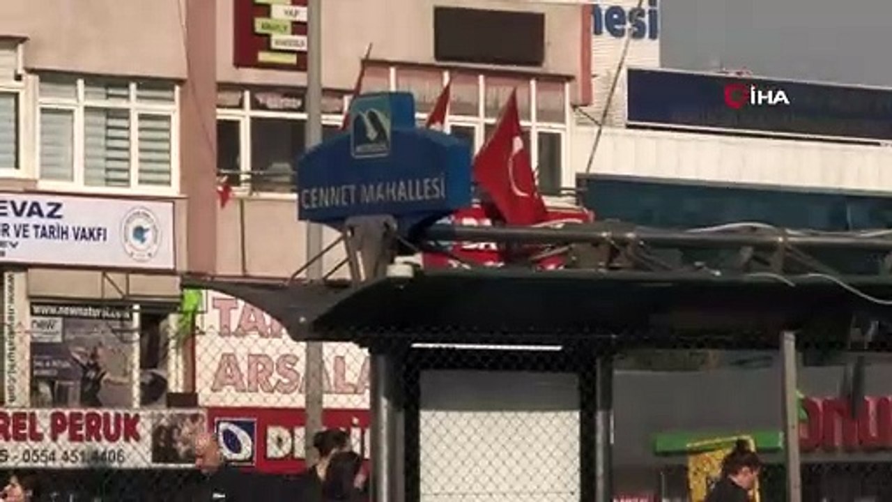 Metrobüsteki bozuk asansöre vatandaş isyan etti
