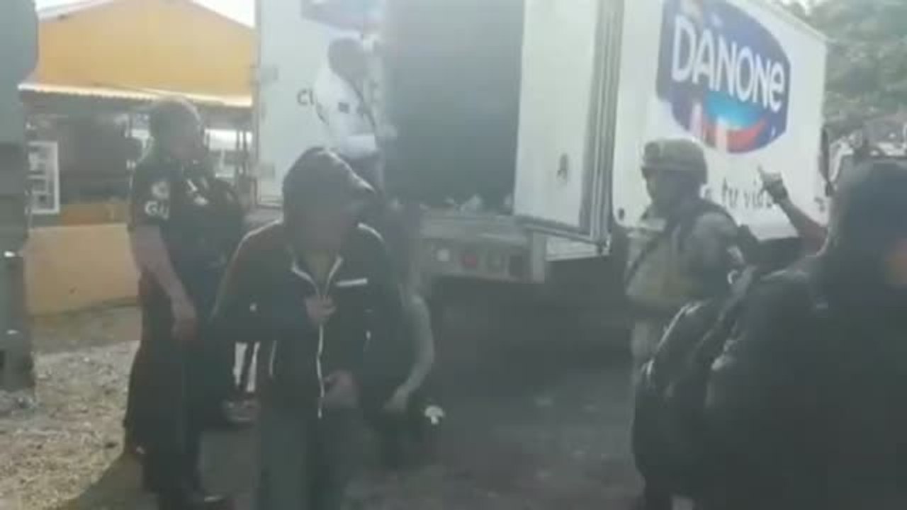 La policía mexicana localiza a más de 60 migrantes que trataban de cruzar el país hacinados en un camión