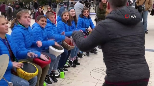 - Eyfel'de Türk rüzgarı- Hayatın Ritmini Yakala grubu 593. konserini Eyfel Kulesi'nde verdi- Eyfel Kulesi’nde Türk ritim rüzgarı esti