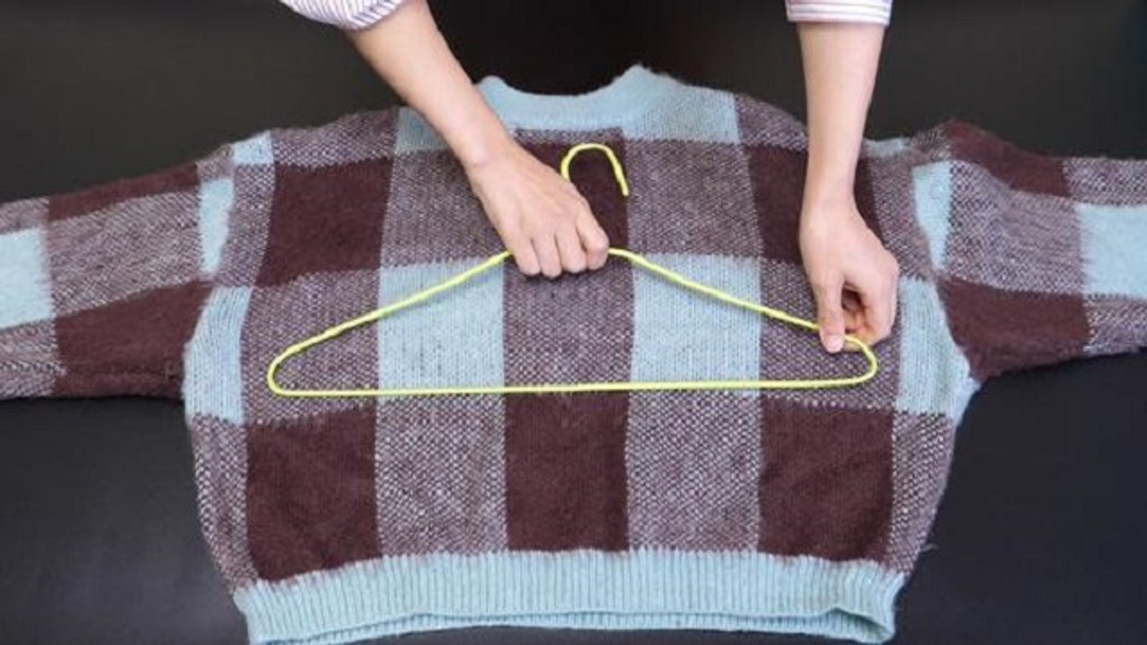 【The correct way to hang a sweater】今天才知道，挂了这么多年...