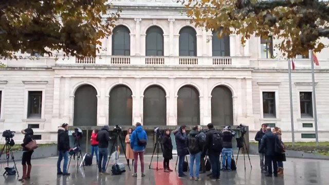 Periodistas aguardan la llegada de los jugadores de la Arandina a los juzgados