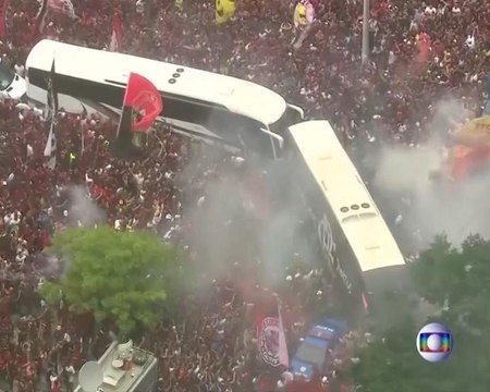 Scènes de folie pour le départ des joueurs du Flamengo