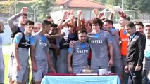 Trabzonspor Antrenmanında Brezilya Usulü Doğum Günü Kutlaması