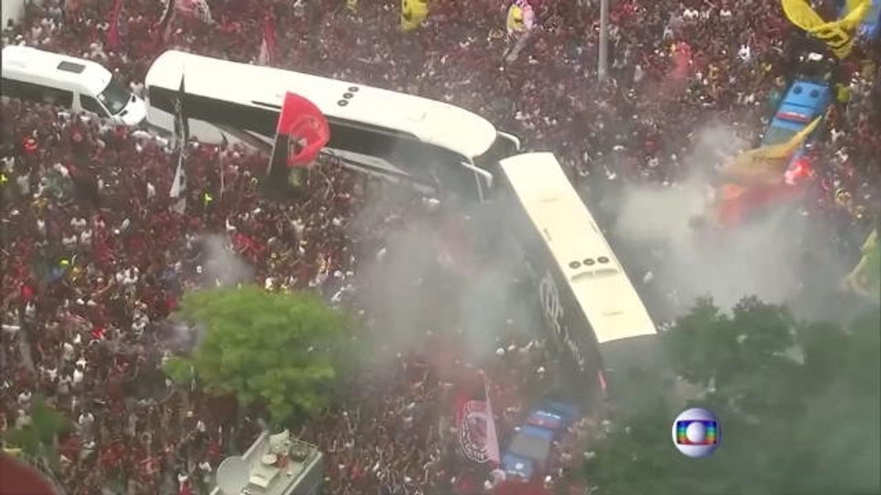 لقطة: كرة قدم: جنون جماهير فلامينغو مع توجه الفريق لنهائي كوبا ليبيرتادوريس