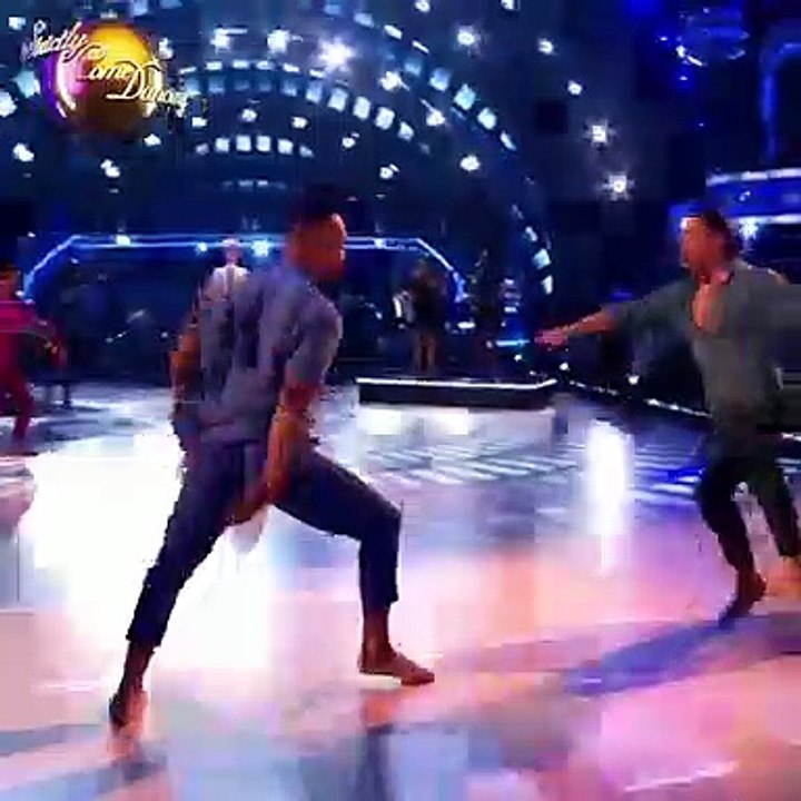 Deux hommes dansent ensemble dans la version anglaise de « Danse avec les stars » sur la BBC – La chaîne reçoit près de 200 plaintes de téléspectateurs - VIDEO