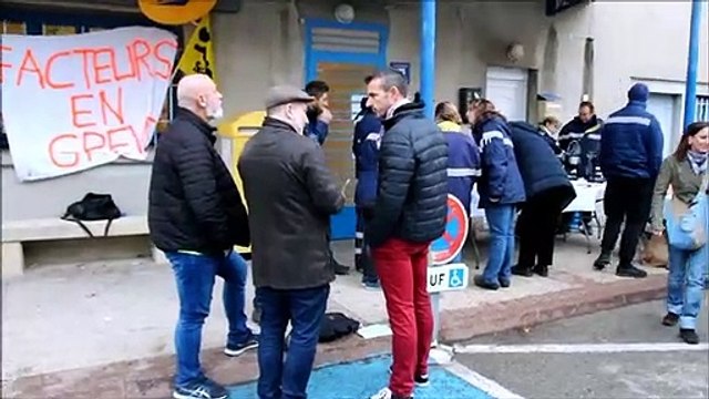 Les postiers de Saint-Chaptes en grève devant le bureau de Poste de Saint-Mamert