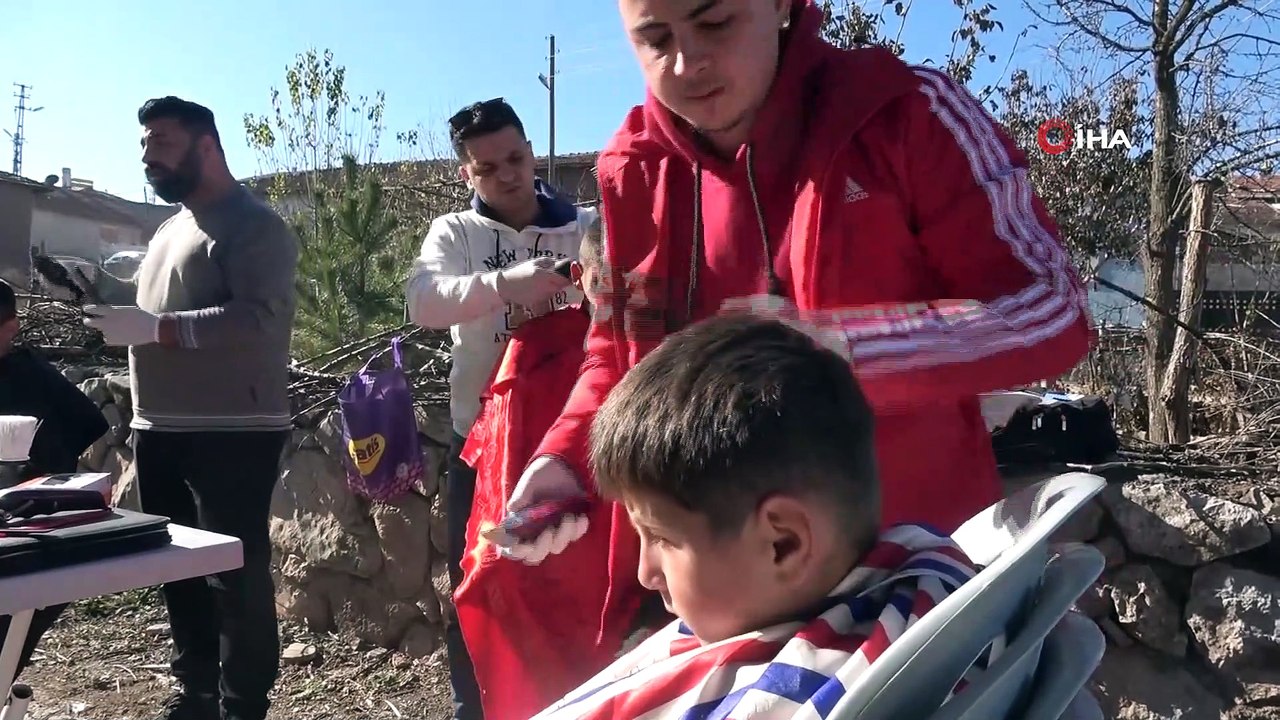 Köy köy gezip ücretsiz saç tıraşı yapıyor