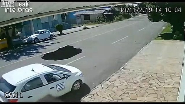 Trou dans la route ? Cette voiture s'y engouffre direct !