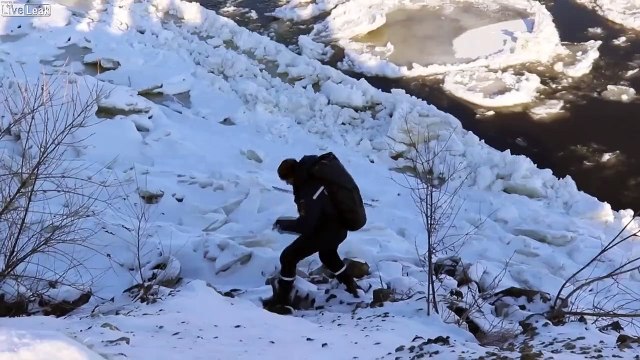 Sauvetage d'un pêcheur coincé sur la banquise dérivant sur l'eau !