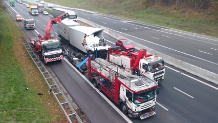 Obourg. Accident de camions sur l' autoroute. Vidéo Eric Ghislain