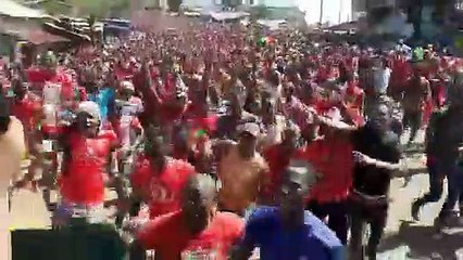 La marée humaine continue de s'étendre dans la rue