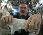 ماذا يحدث عند عصر قطعة قماش مبللة في الفضاء؟ النتيجة مذهلة!