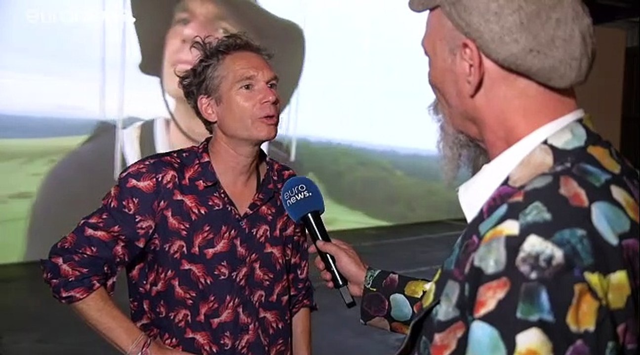 Abraham Poincheval: el artista extremo que pasea por las nubes