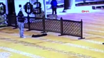 İstanbul-sultanahmet ve süleymaniye camii'lerinden ayakkabı çalan şüpheli kamerada