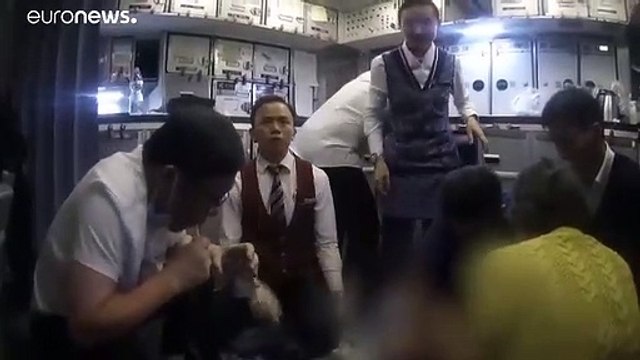 شاهد: إنقاذ حياة مسافر بشفط بوله ونفثه في كوب أثناء رحلة جوية