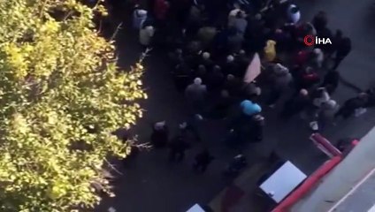 Yolun karşısına geçmeye çalışan yaşlı kadın dolmuşun altında kaldı