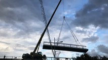 Martigues : une grue dépose le dernier morceau de trottoir rénové du pont levant