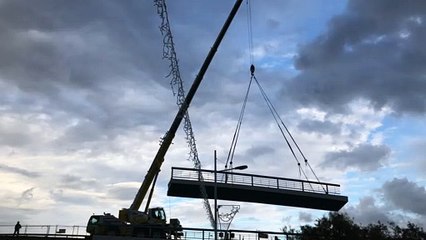 Martigues : une grue dépose le dernier morceau de trottoir rénové du pont levant