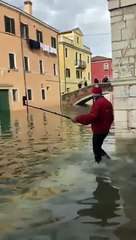 Il a cru qu'il marchait toujours sur le trottoir