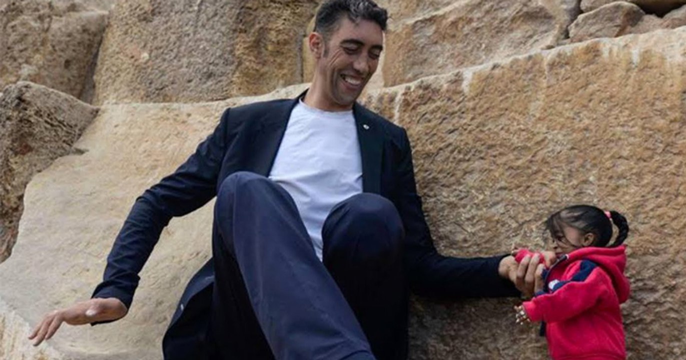 Shooting photo insolite entre Sultan Kösen, l’homme le plus grand du monde et Joyti AMGE, la femme la plus petite du monde