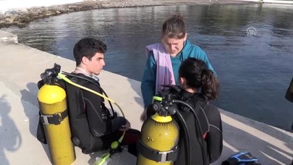 Hemşire adayları denizde temizlik yaptı