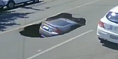 Vídeo viral: Este coche cae en un socavón que un camión abre tras su paso