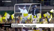 Il Papa allo stadio di Bangkok assiste allo spettacolo di danze tradizionali