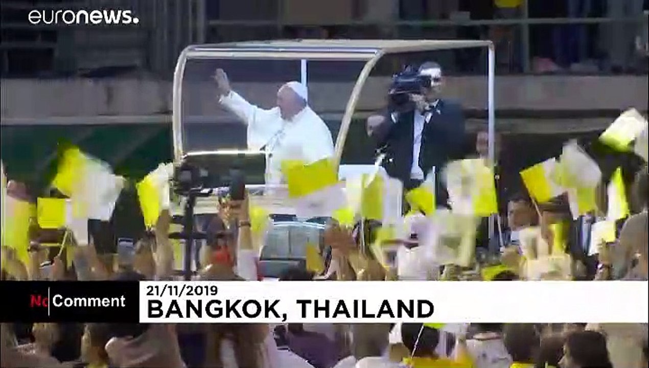 Il Papa allo stadio di Bangkok assiste allo spettacolo di danze tradizionali