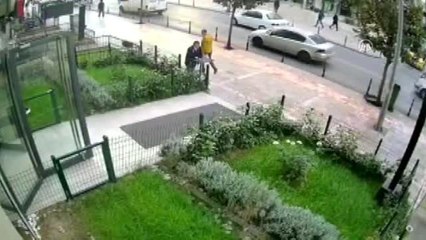 Motosiklet ile otomobilin karıştığı kaza güvenlik kamerasında