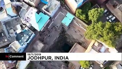 Un tuffo spettacolare nell'antico pozzo indiano