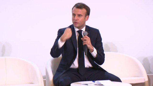 Emmanuel Macron face aux étudiants à Amiens: En ce moment notre pays je trouve est trop négatif