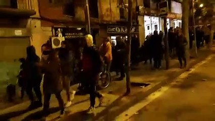Els manifestants que tallaven la Meridiana baixen pel carrer de Fabra i Puig