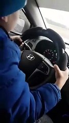 Elle laisse son fils de 6 ans prendre le volant de la voiture à 130 kmh !