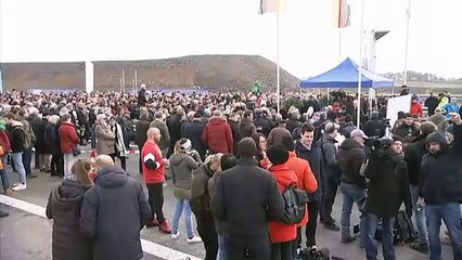 Allemagne : un géant d'acier survole la Moselle