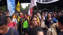 Estudiantes universitarios piden a militares venezolanos cesar apoyo a Maduro