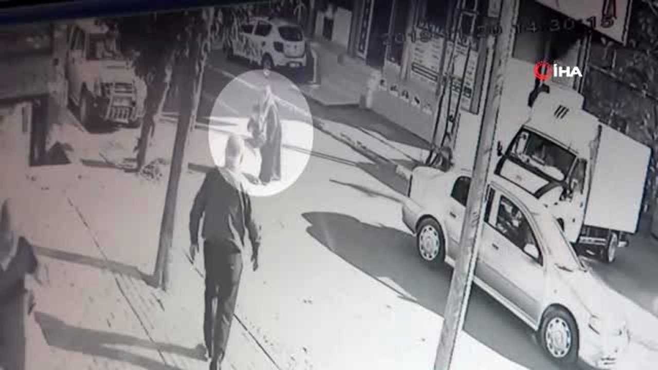 Annesinin elinden tutmayıp yola fırladı, az kalsın canından oluyordu...O anlar kamerada