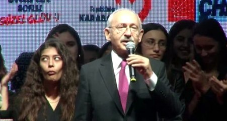 Kılıçdaroğlu, "Erdoğan'ı indireceğiz" deyince arkasındaki genç kızın yüzü şekil değiştirdi