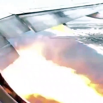 Yolcu uçağının motoru uçuş esnasında alev aldı