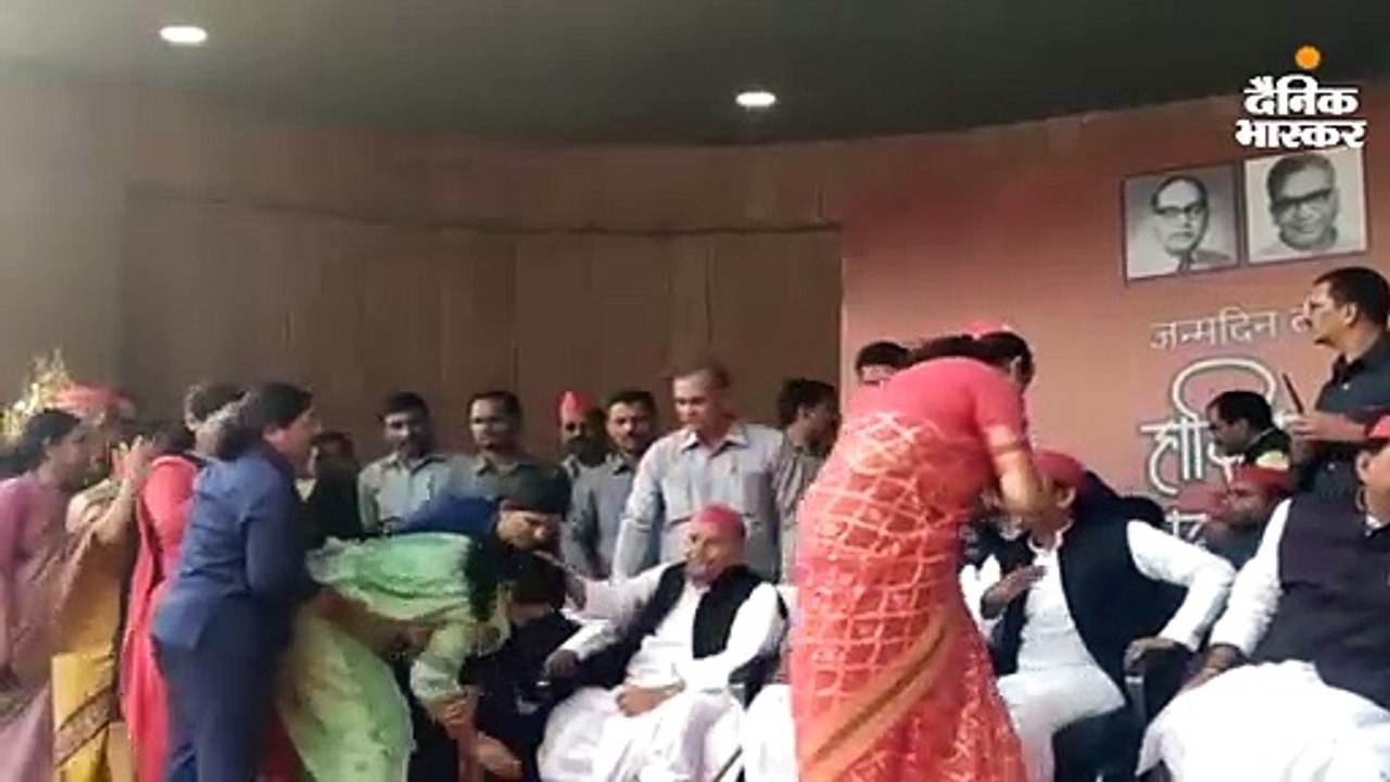 धूमधाम से मनाया गया पूर्व सीएम मुलायम सिंह का 8...