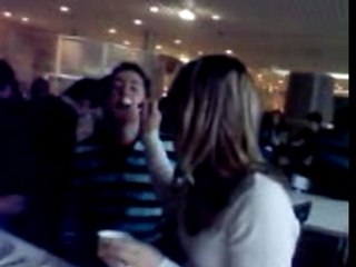 fifine donne a manger a gégé