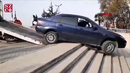 Yolu şaşıran sürücünün otomobili merdivende kaldı