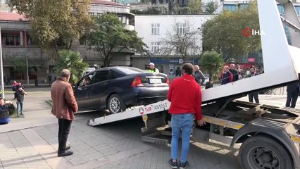 Valilik önünde hareketli anlar... Yolu karıştıran otomobil merdivenlerde askıda kaldı