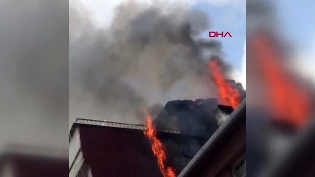 Kadıköy'de 3 katlı binanın çatısı alev alev yandı