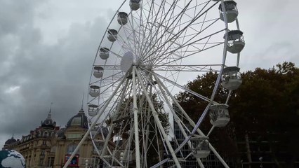 Une grande roue sur la place de la Comédie