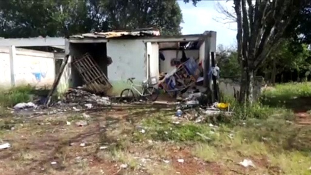 Ação é realizada em ruínas de colégio; foco são andarilhos e usuários de drogas