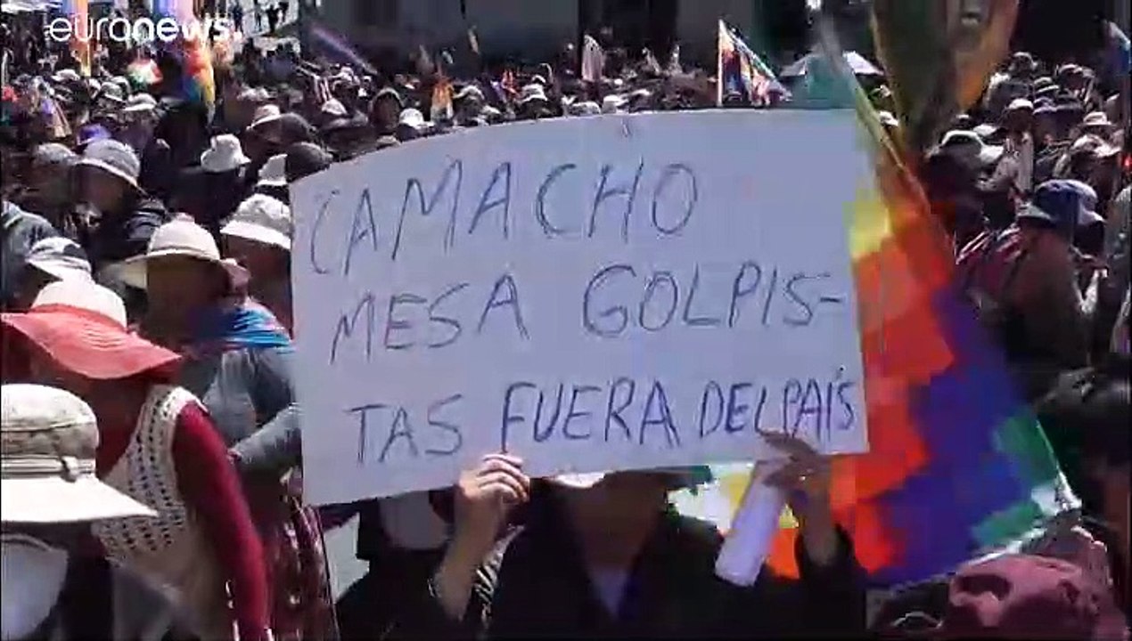 Krise in Bolivien: Vom Tränengas vernebelte Särge stehen auf der Straße