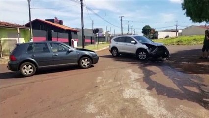 Carros batem em cruzamento do Bairro Canadá