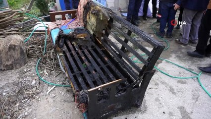 İki katlı ev, sobadan çıkan yangına teslim oldu