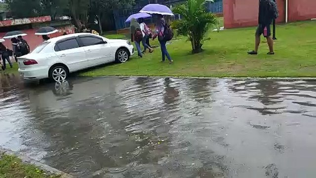 Estudantes enfrentam alagamento em frente da escola Luiz Manoel Veloso, na Glória, Vila Velha